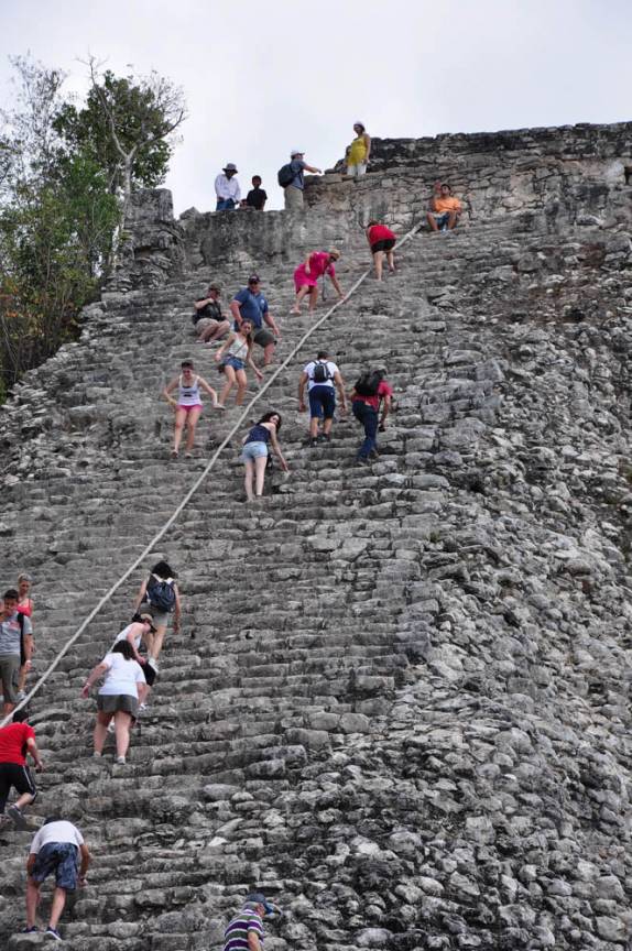 Pela lateral, o Rodrigo ultrapassa vários turistas na subida à mais alta das pirâmides de Cobá, na península do Yucatán, no México